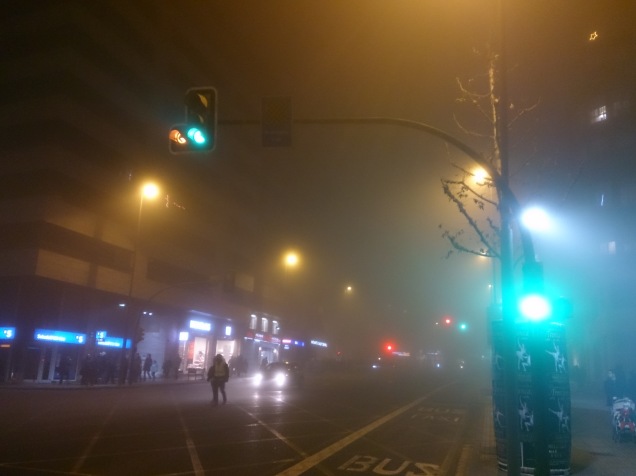 Semáforos entre la niebla en territorio urbano. Fuente: foto de Víctor Guisado.